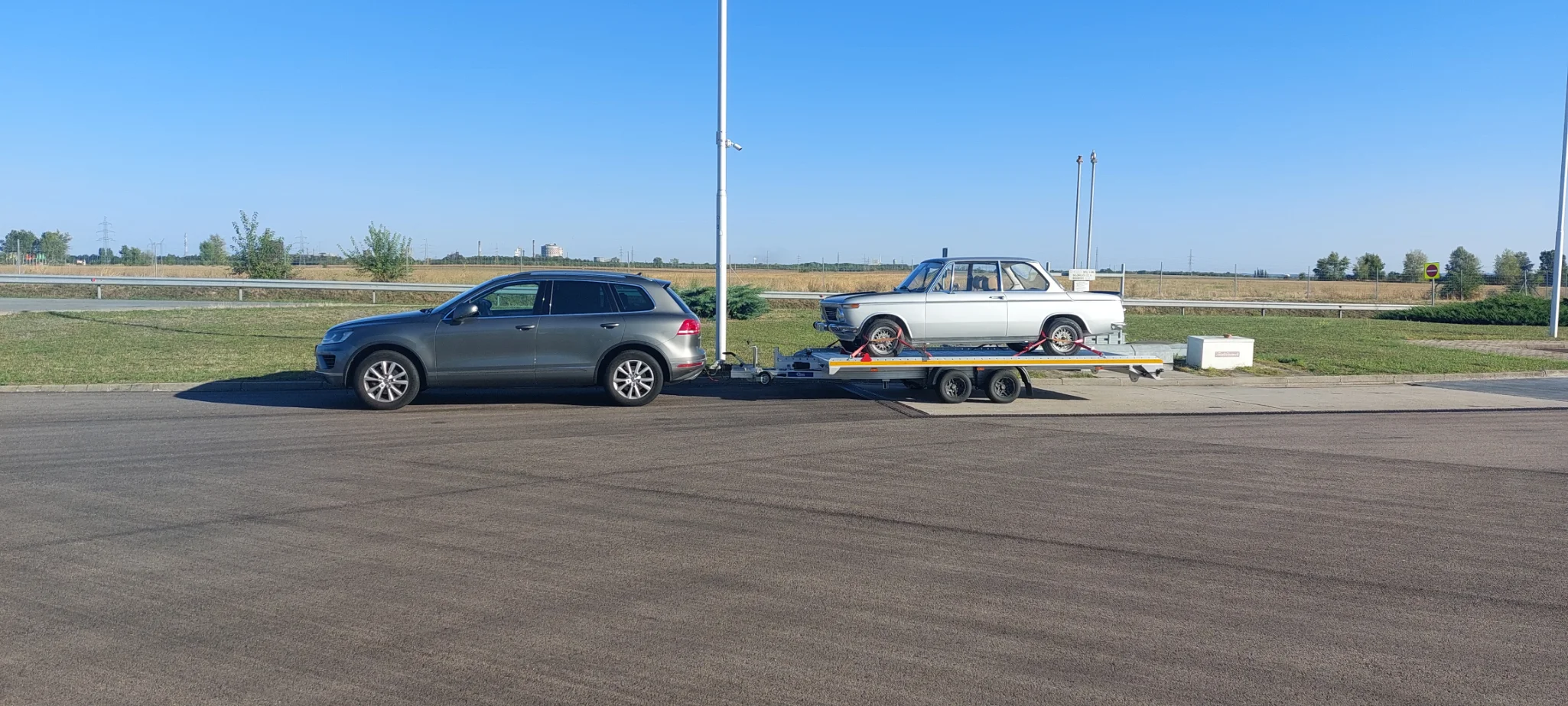 Autómentő szolgálat gyorsan érkezik egy forgalmas útra, segítve egy lerobbant járművet.